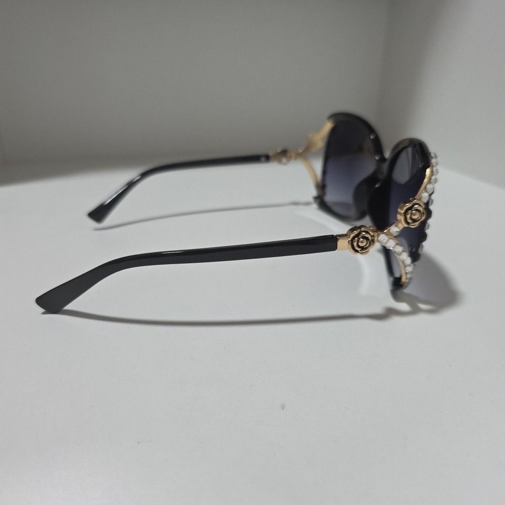 Oversized Black Rhinestone Sunglasses‎ with Gold Rose Side Detail – Glam Fashion - Picture 3 of 10